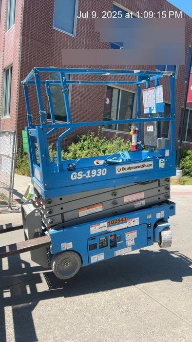 2020 Genie GS-1930 Solid Non Marking Tires, Beacon, Folding rails with half height swing gate, 800W Inverter