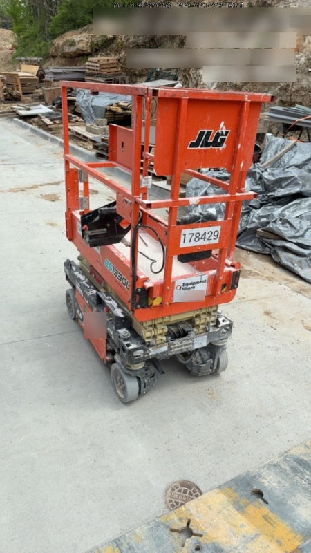 2021 JLG ES1330L