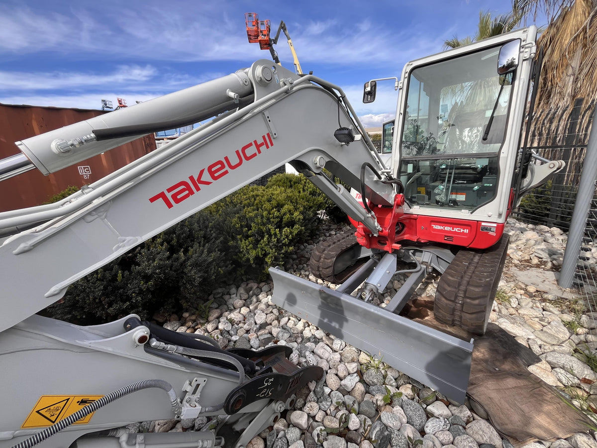2022 TAKEUCHI TB240R