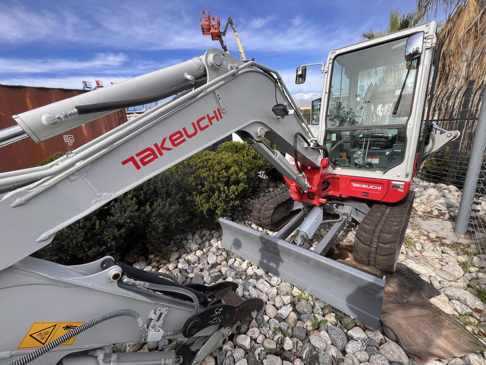 2022 TAKEUCHI TB240R
