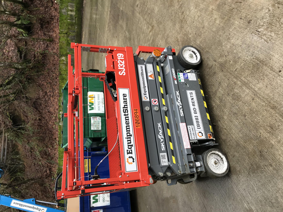 2020 Skyjack SJIII-3219 Solid NM Tires, Half height spring hinged entry gate, Dual Beacons, 800W Inverter