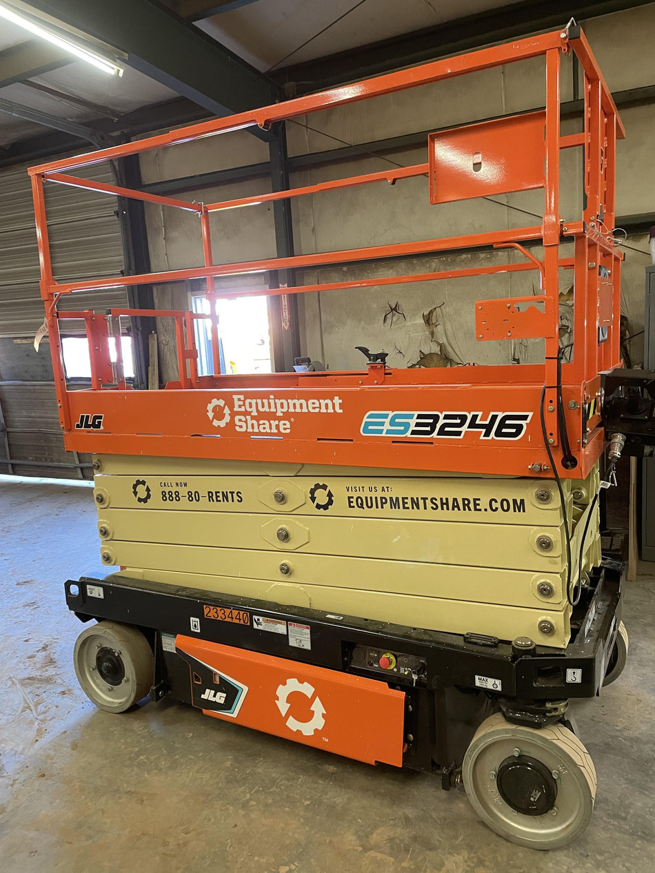 2022 JLG ES3246