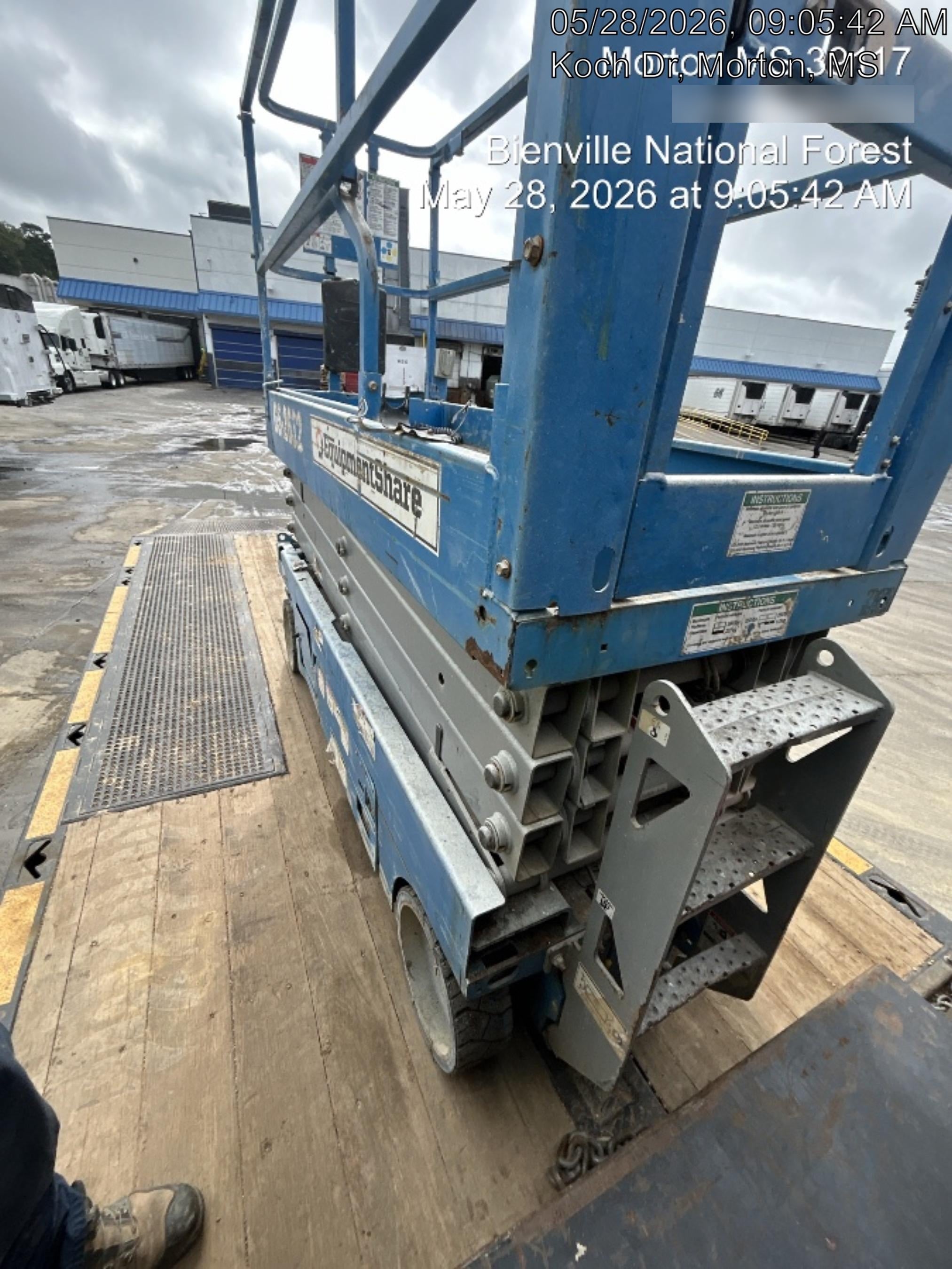 2019 Genie GS-2632 Folding rails with half height swing gate
