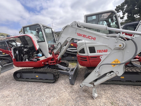2024 TAKEUCHI TB240-CR