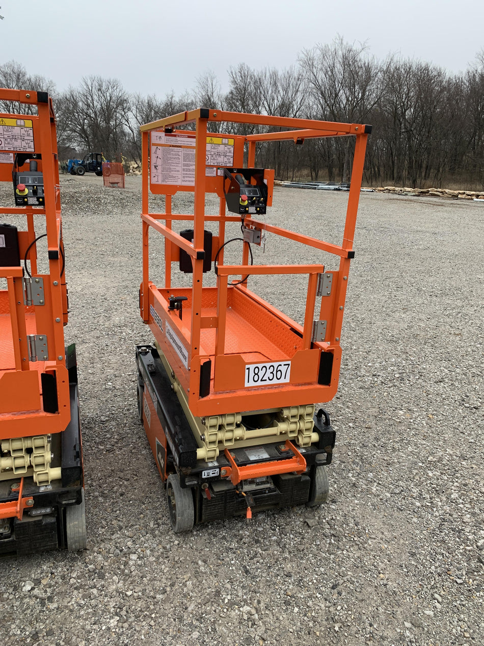2021 JLG ES1330L