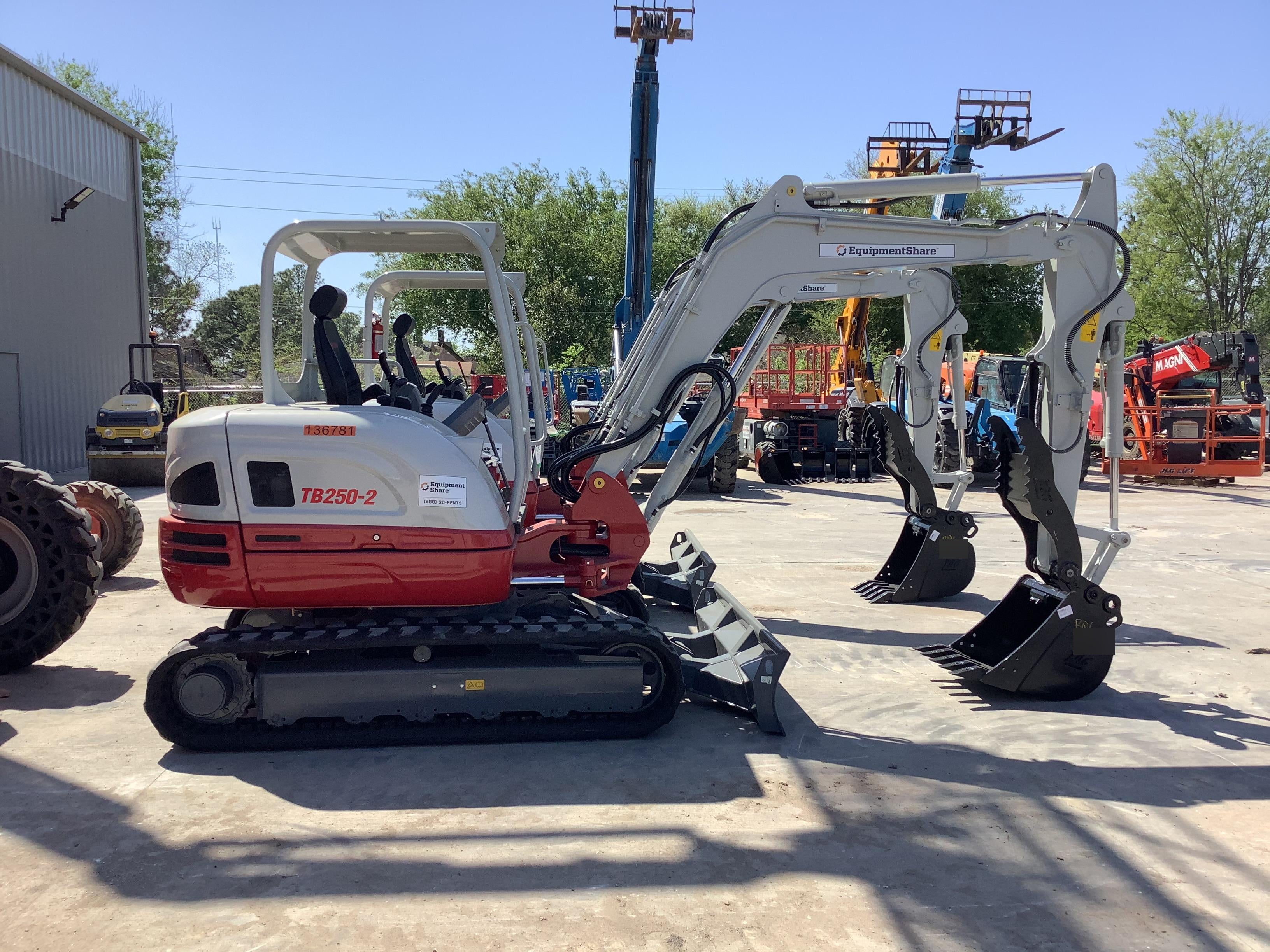 2021 TAKEUCHI TB250-2