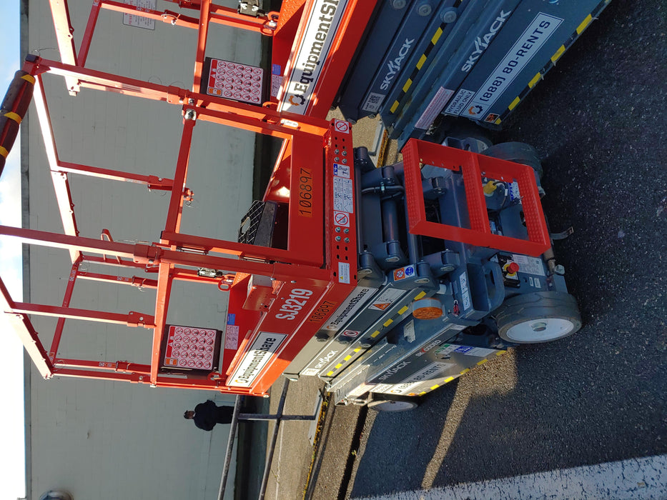 2020 Skyjack SJIII-3219 Solid NM Tires, Half height spring hinged entry gate, Dual Beacons, 800W Inverter