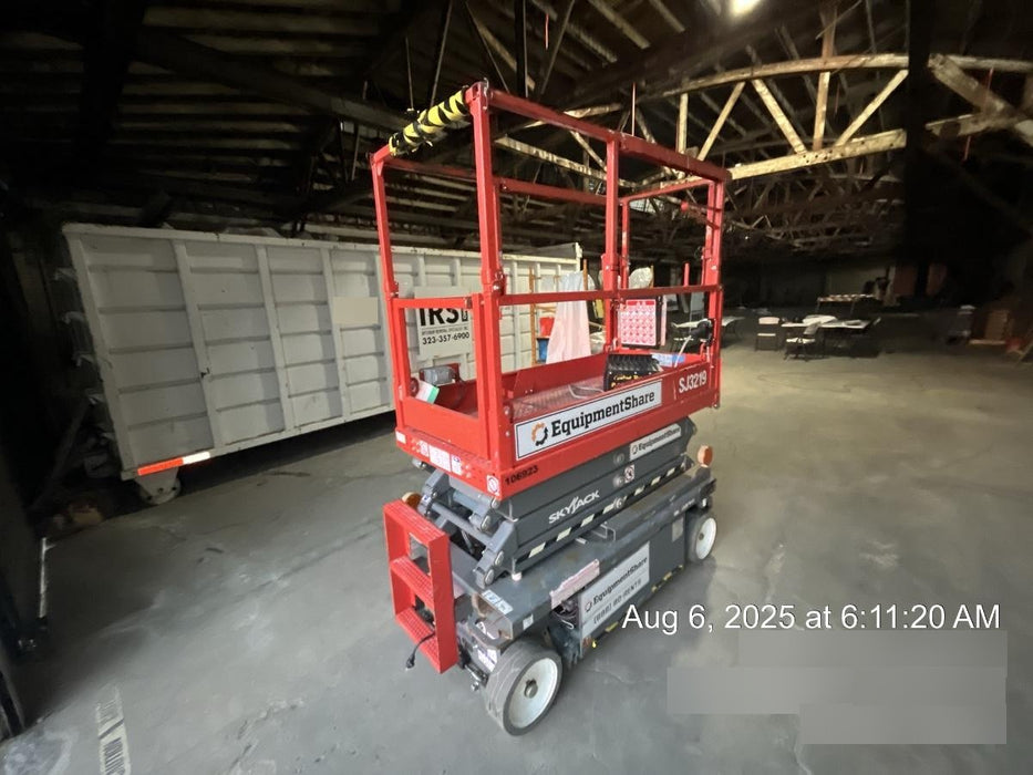 2020 Skyjack SJIII-3219 Solid NM Tires, Half height spring hinged entry gate, Dual Beacons, 800W Inverter