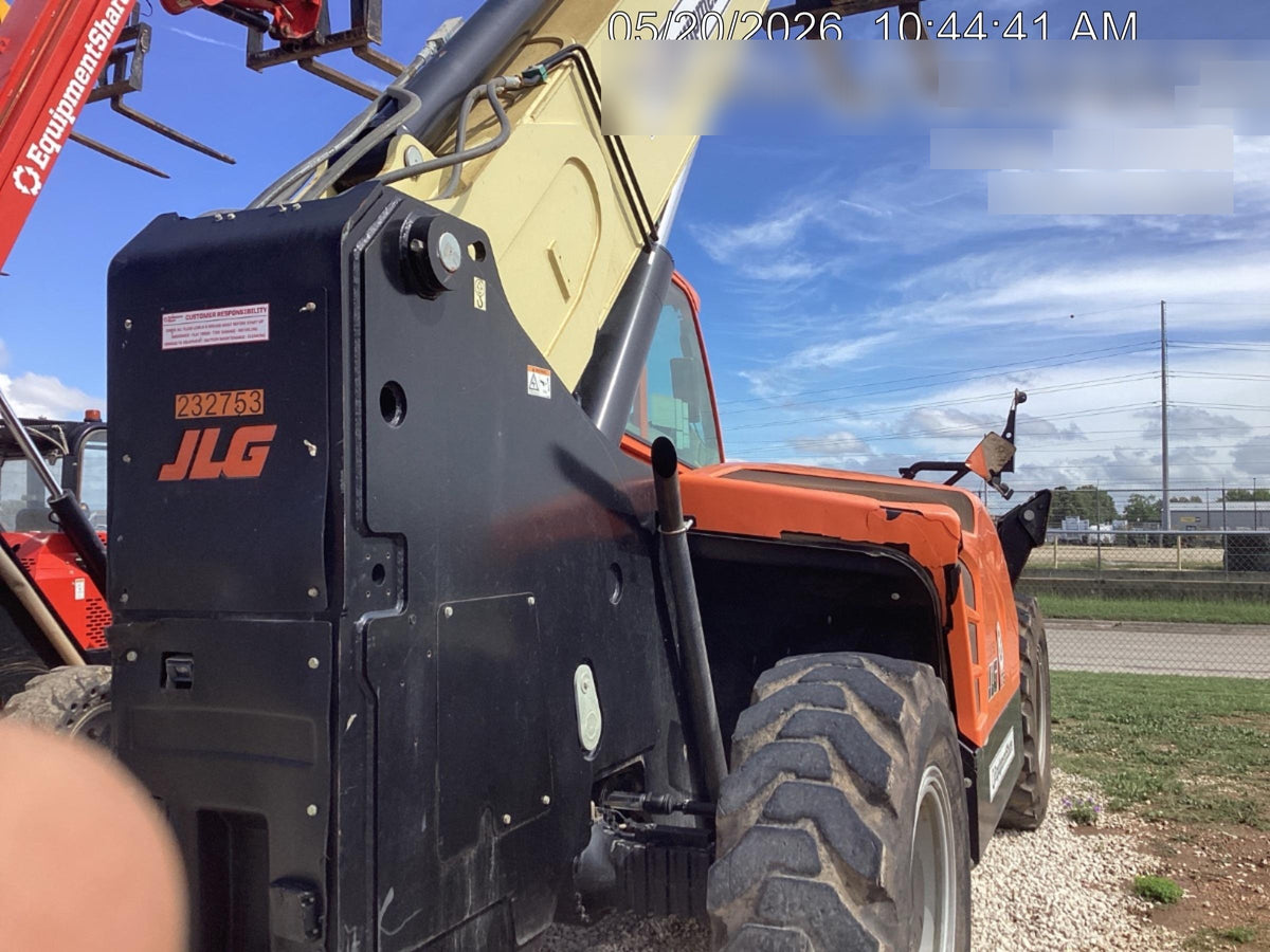 2022 JLG 1075