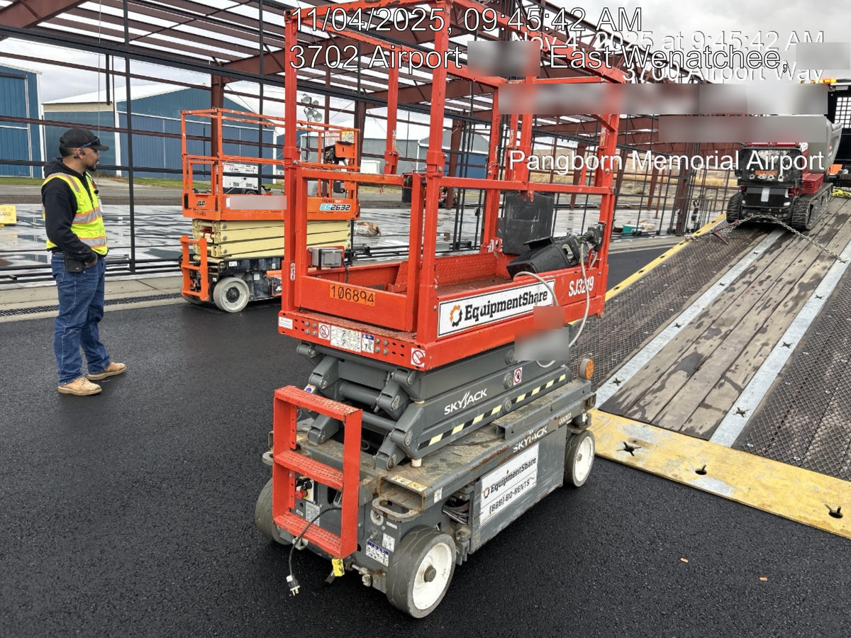 2020 Skyjack SJIII-3219 Solid NM Tires, Half height spring hinged entry gate, Dual Beacons, 800W Inverter