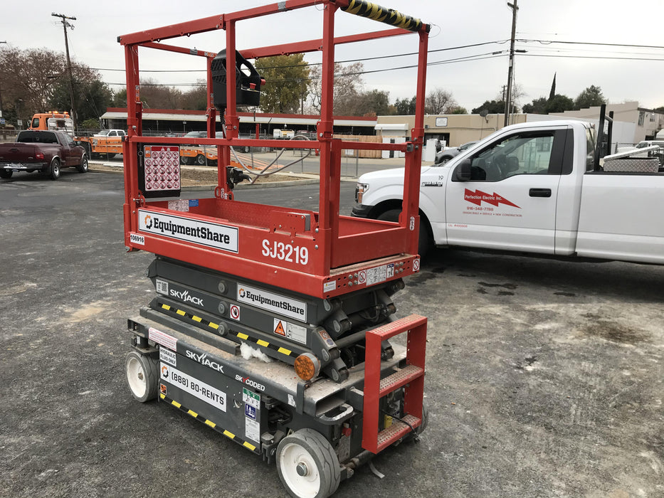 2020 Skyjack SJIII-3219 Solid NM Tires, Half height spring hinged entry gate, Dual Beacons, 800W Inverter