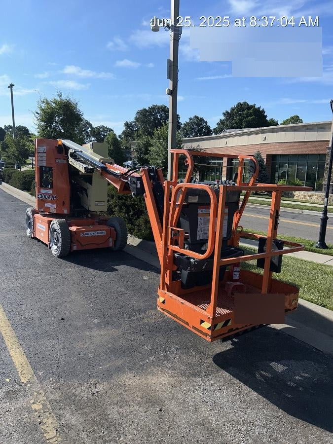 2021 JLG E300AJP