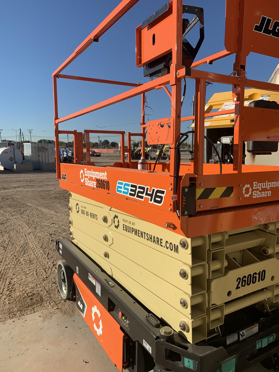 2022 JLG ES3246