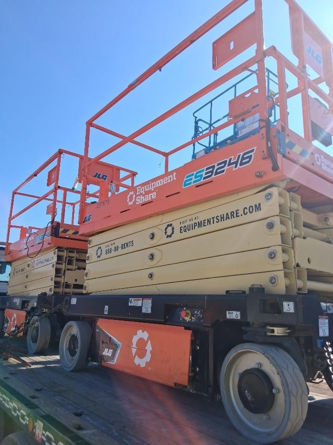 2022 JLG ES3246