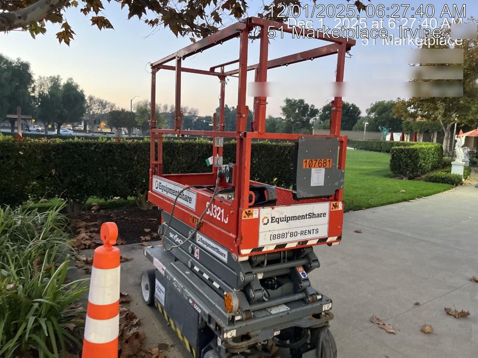 2020 Skyjack SJIII-3219 Solid NM Tires, Half height spring hinged entry gate, Dual Beacons, 800W Inverter