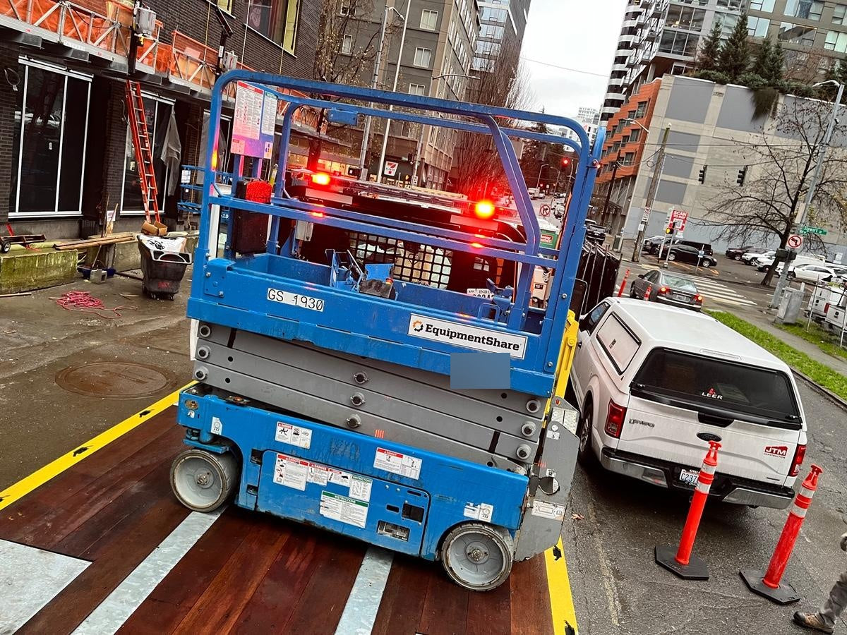 2019 Genie GS-1930 Half Height Swing Gate, 800W Inverter