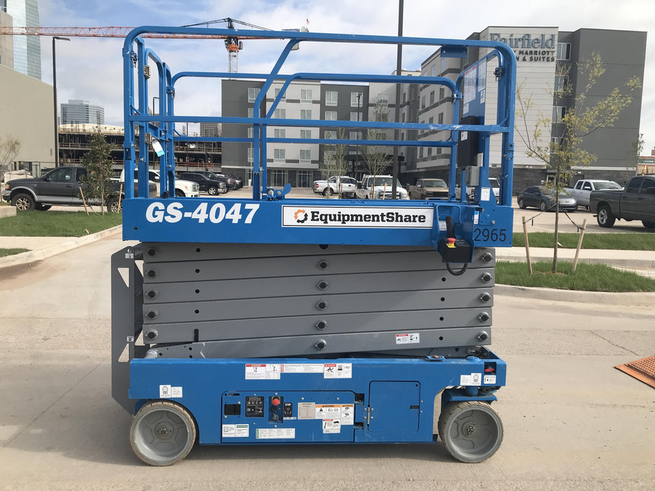 2019 Genie GS-4047 Folding rails with half height swing gate