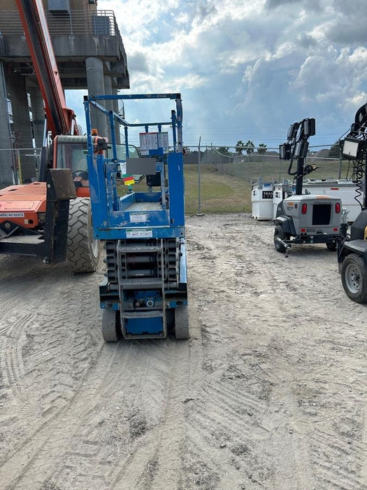 2019 Genie GS-2632 Folding rails with half height swing gate