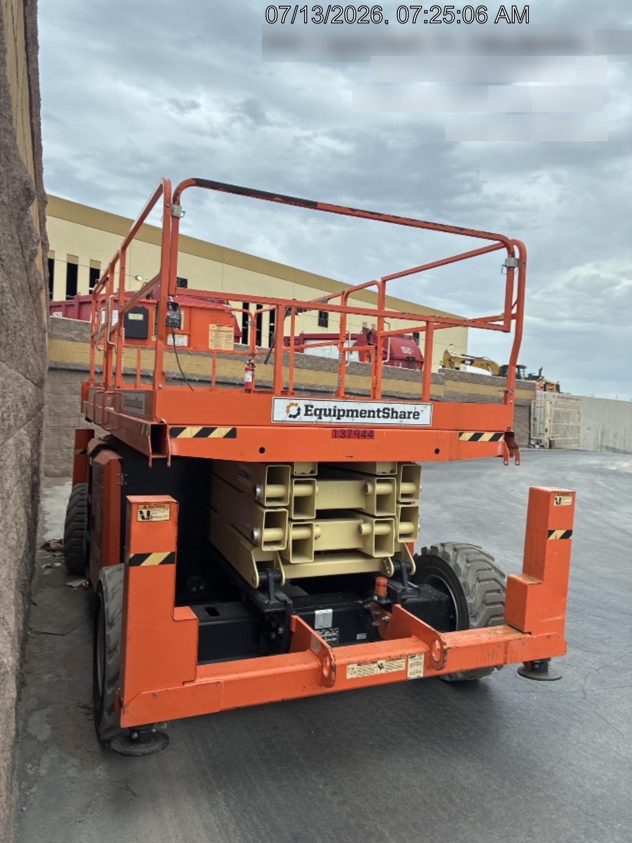 2021 JLG 330LRT