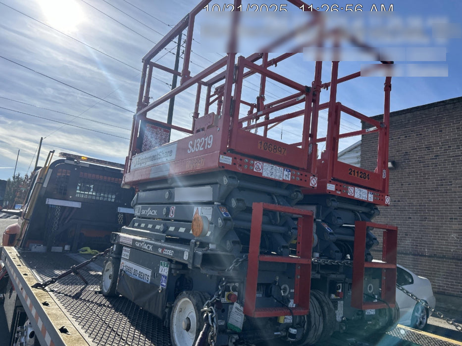 2020 Skyjack SJIII-3219 Solid NM Tires, Half height spring hinged entry gate, Dual Beacons, 800W Inverter