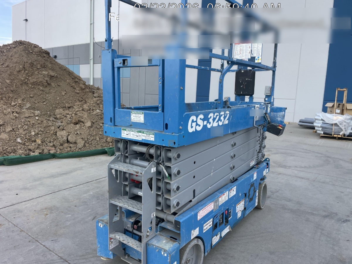 2019 Genie GS-3232 Folding rails with half height swing gate, 800 Amp Inverter