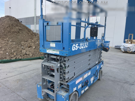2019 Genie GS-3232 Folding rails with half height swing gate, 800 Amp Inverter