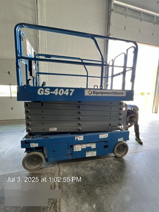 2019 Genie GS-4047 Folding rails with half height swing gate