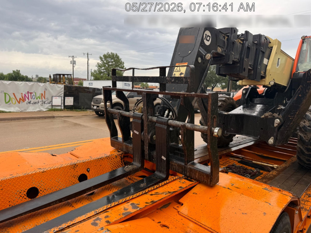 2022 JLG 1075