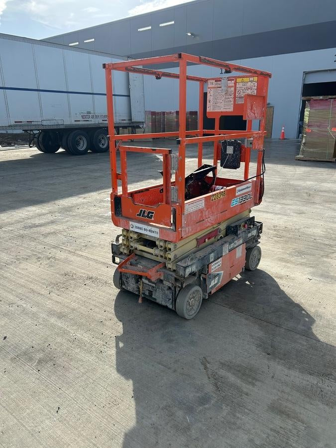2022 JLG ES1330L
