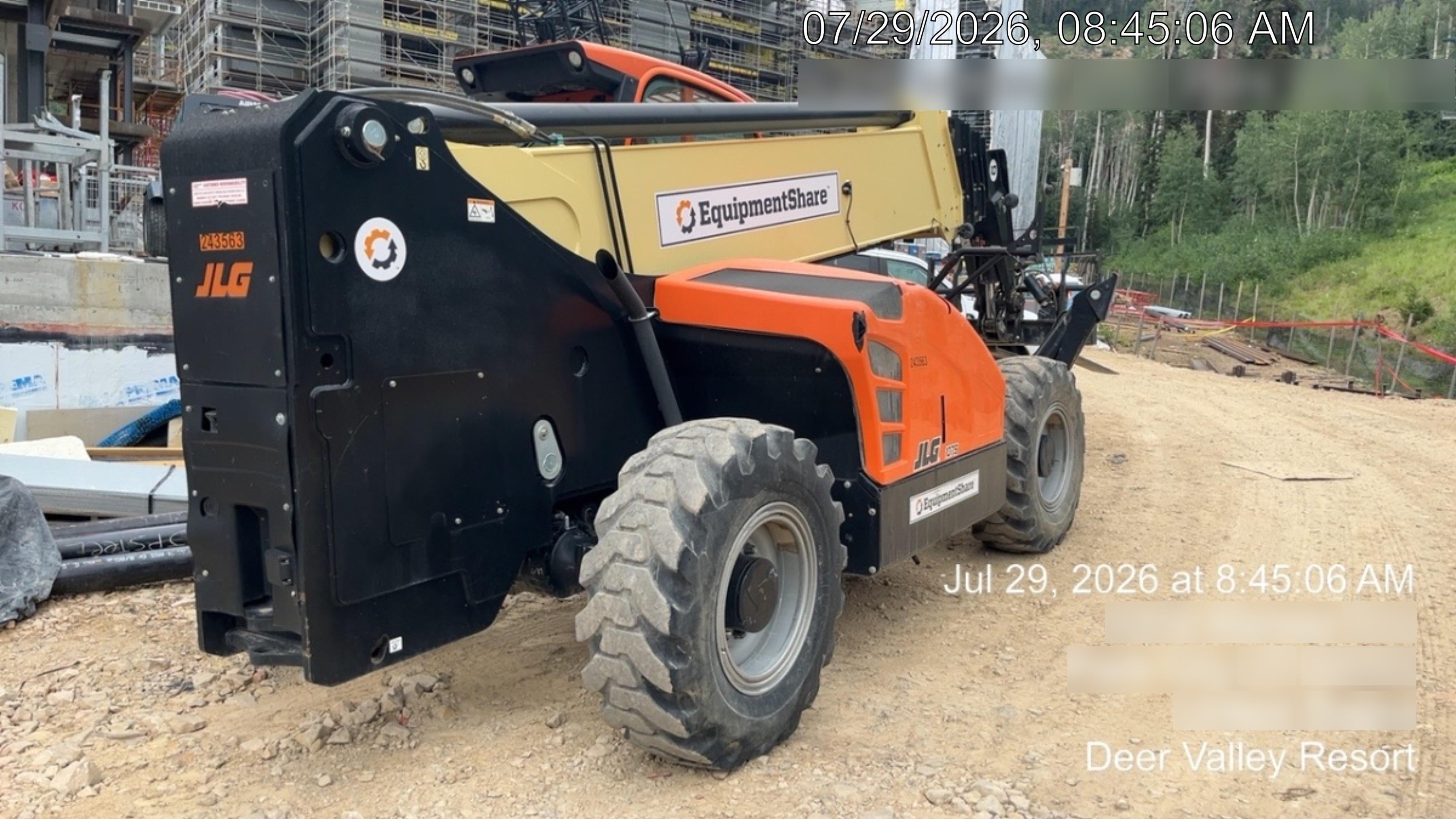 2022 JLG 1075