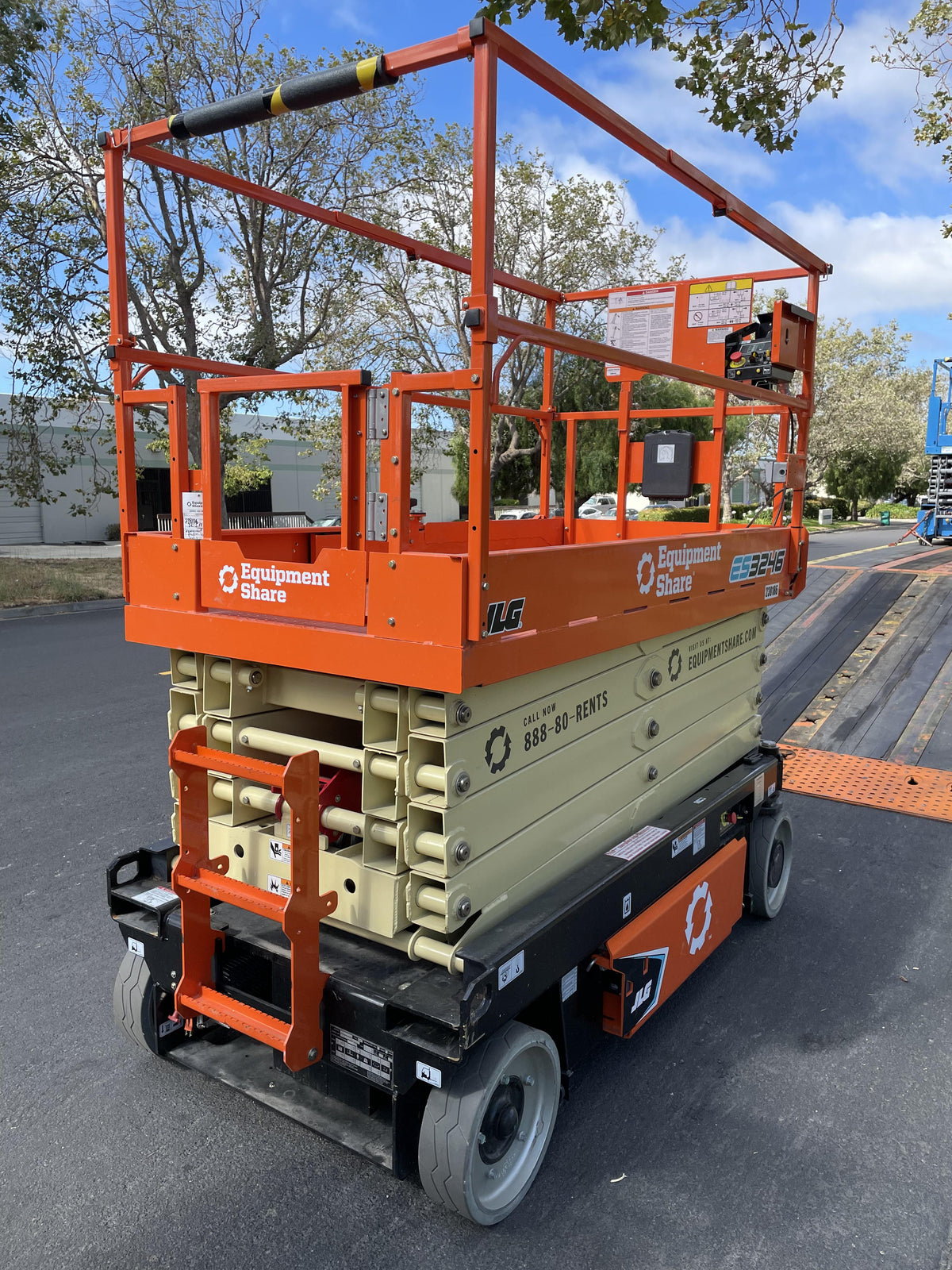 2022 JLG ES3246