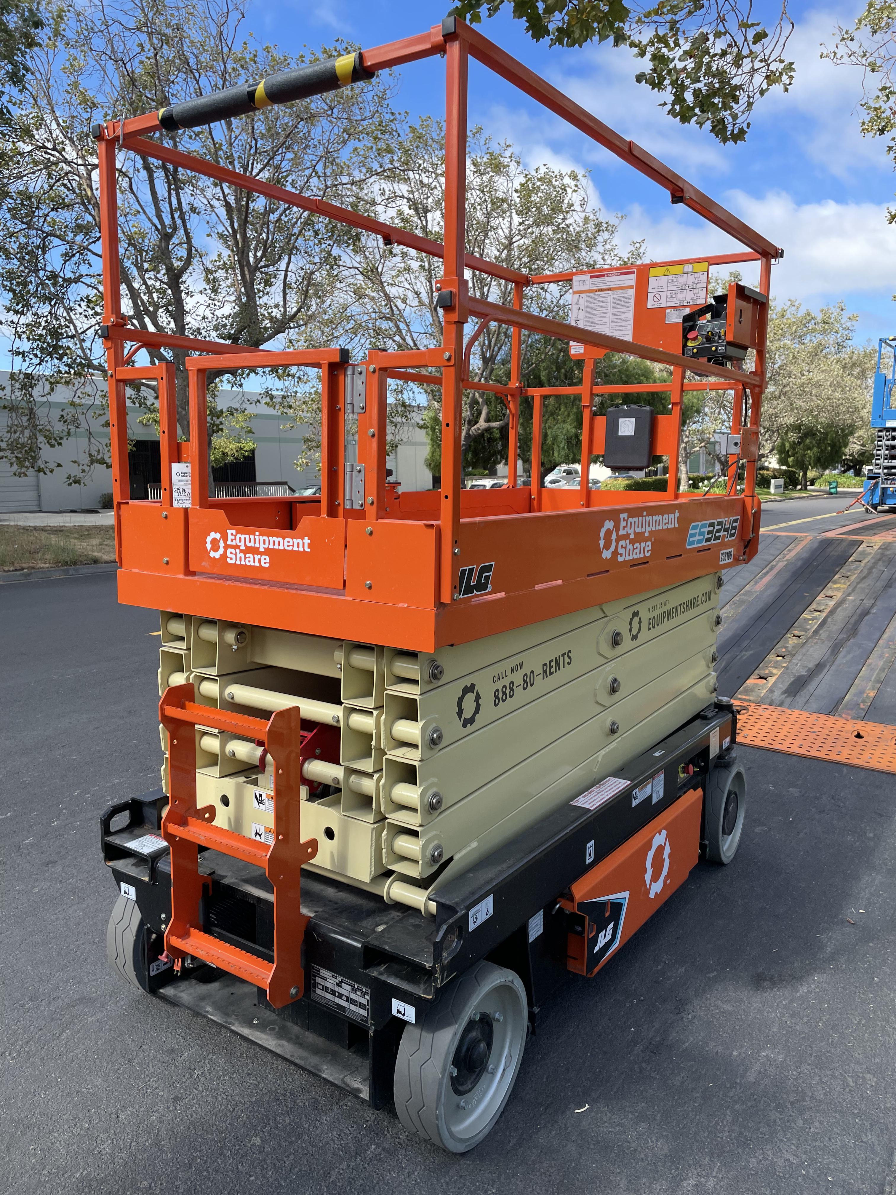 2022 JLG ES3246
