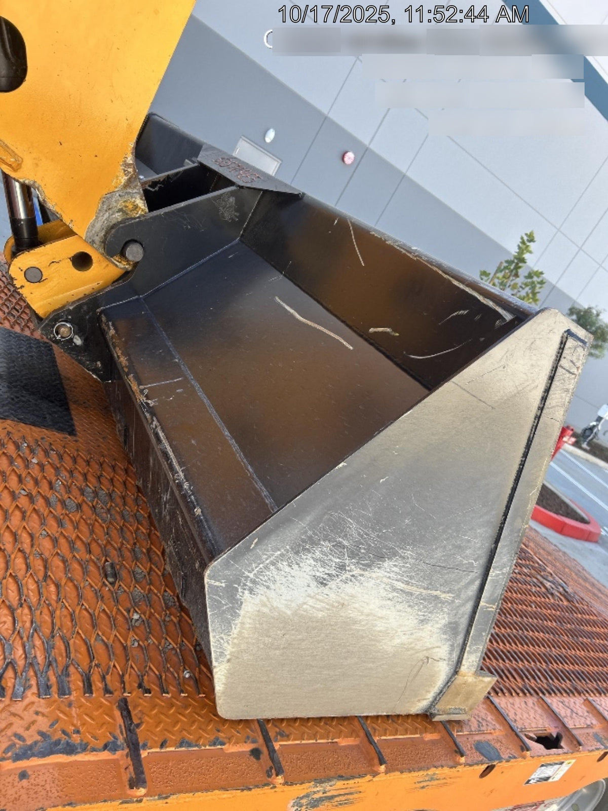 2025 JLG 1001100823
