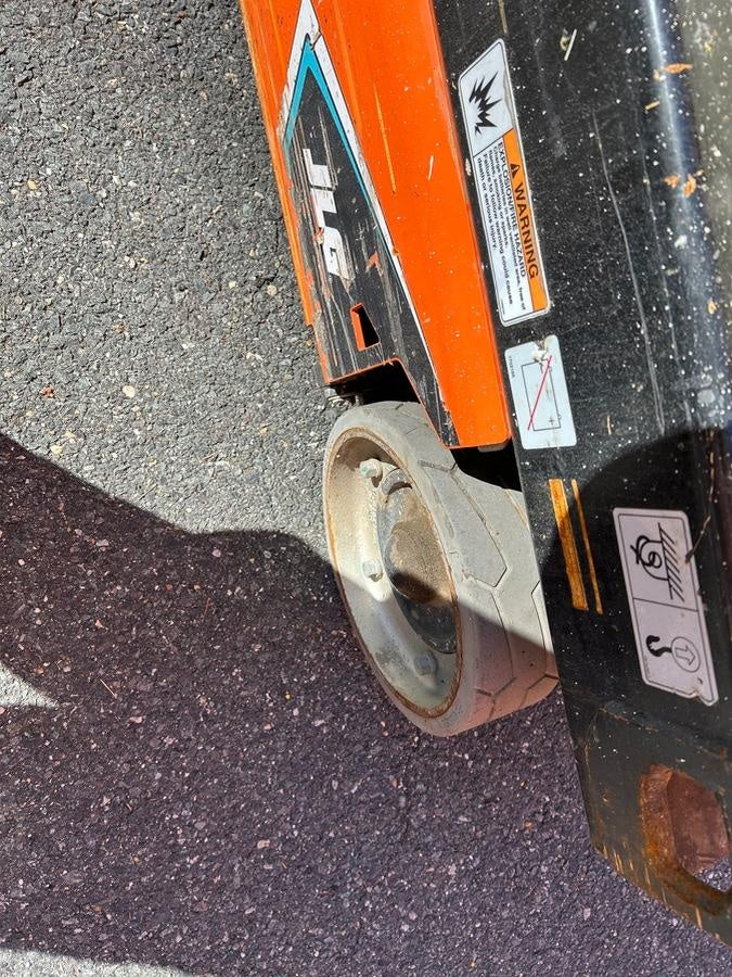 2021 JLG ES1932