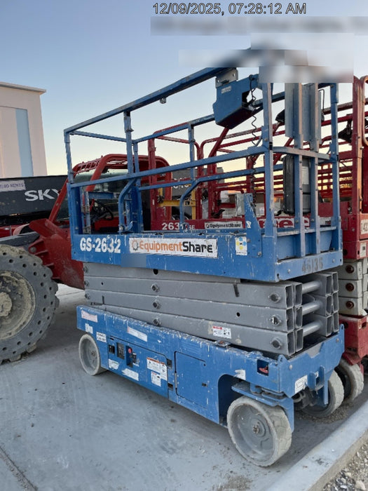 2019 Genie GS-2632 Folding rails with half height swing gate