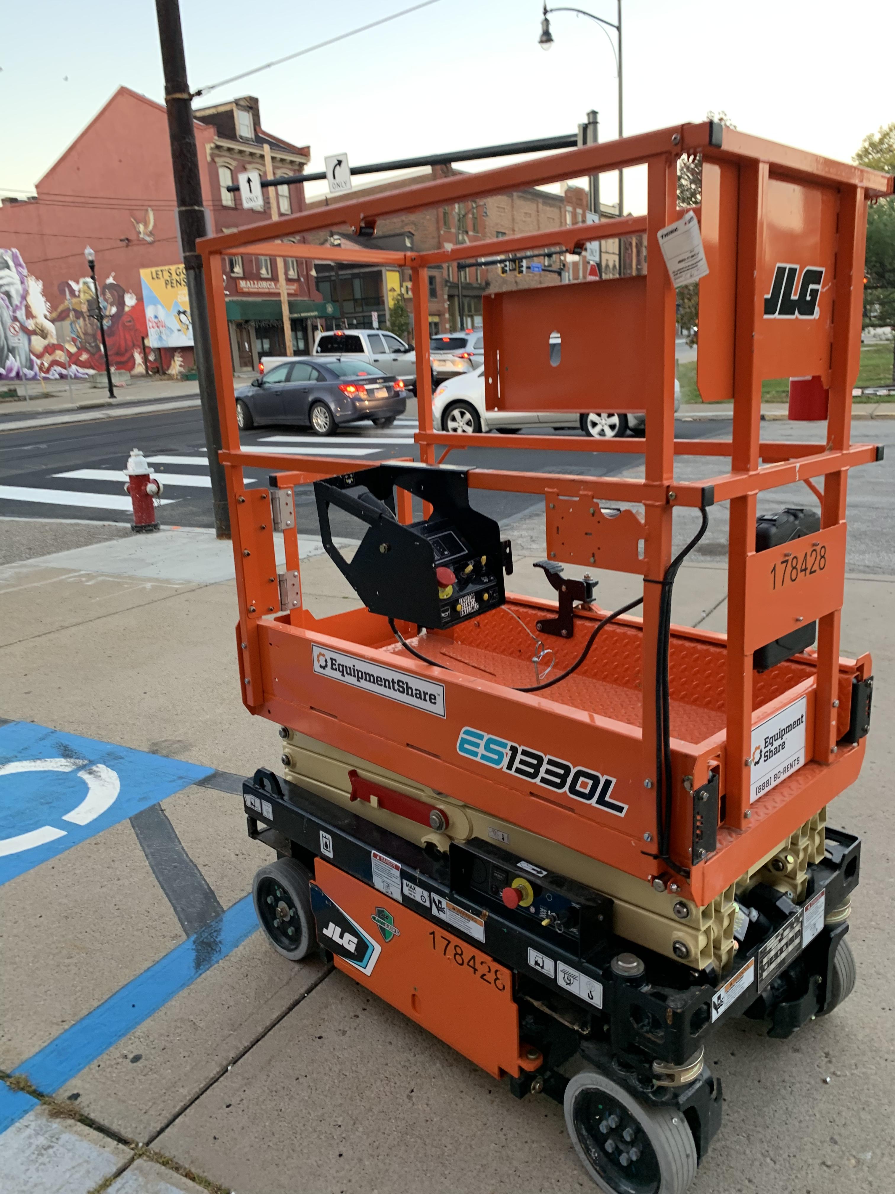 2021 JLG ES1330L