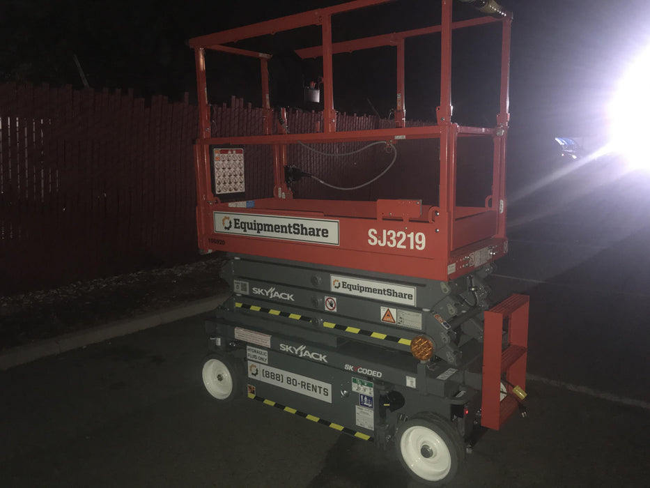 2020 Skyjack SJIII-3219 Solid NM Tires, Half height spring hinged entry gate, Dual Beacons, 800W Inverter
