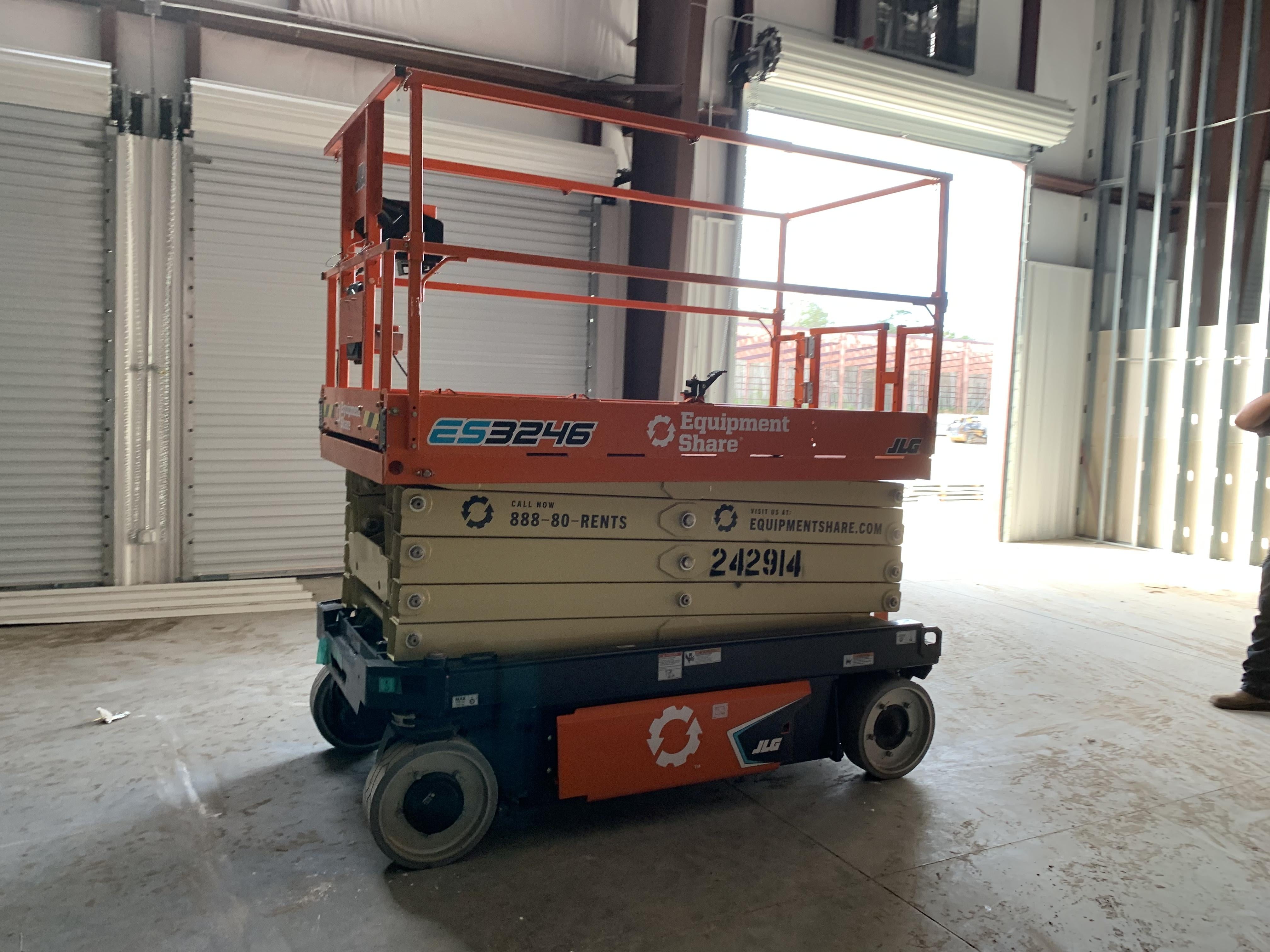 2022 JLG ES3246