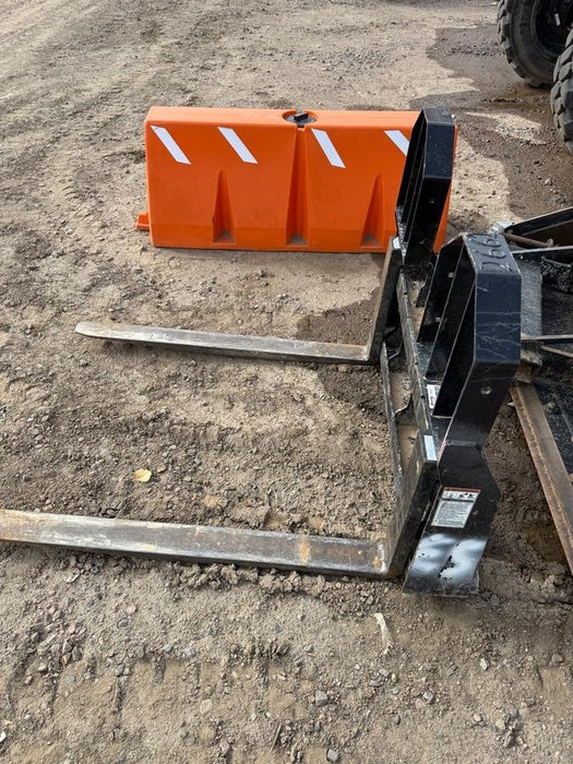 2022 TAKEUCHI 48" Pallet Forks - Takeuchi