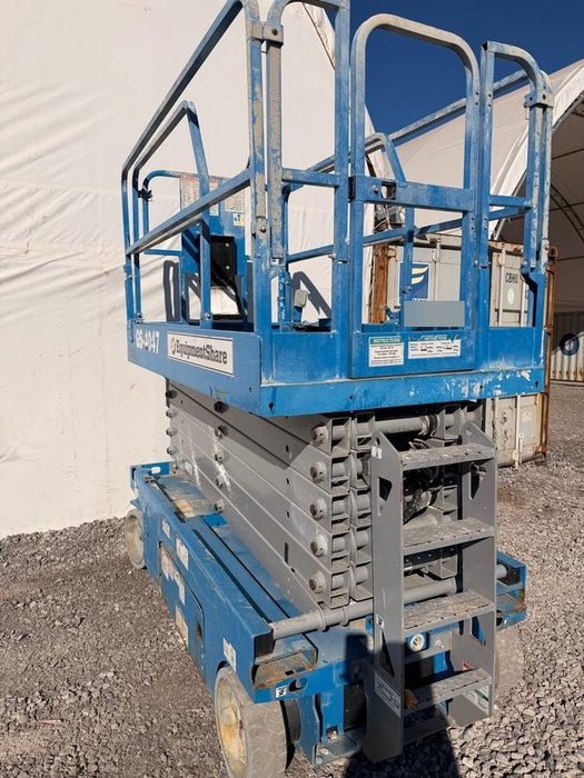 2019 Genie GS-4047 Folding rails with half height swing gate