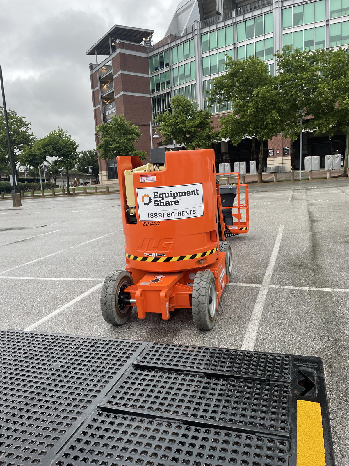 2022 JLG E300AJP
