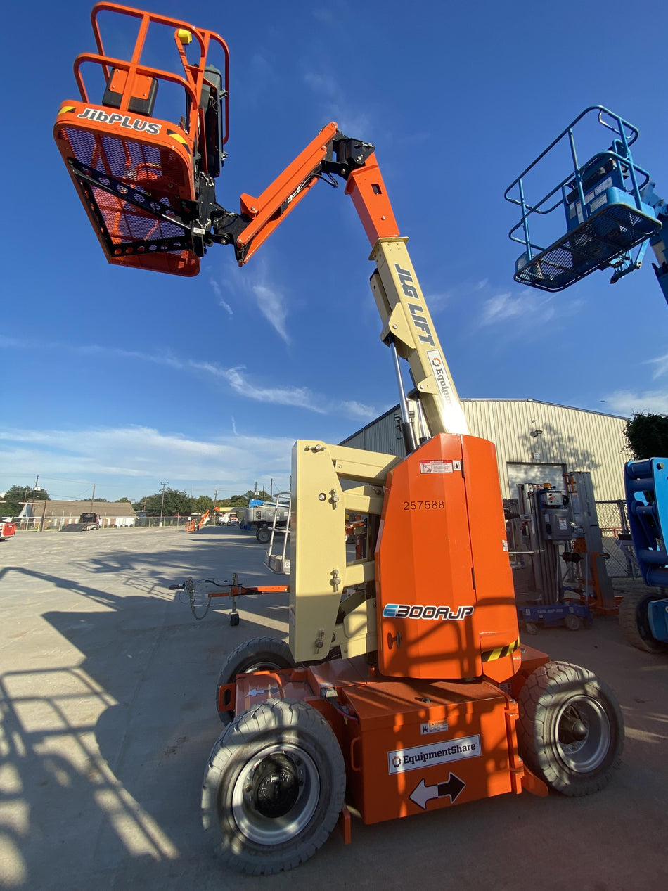 2022 JLG E300AJP