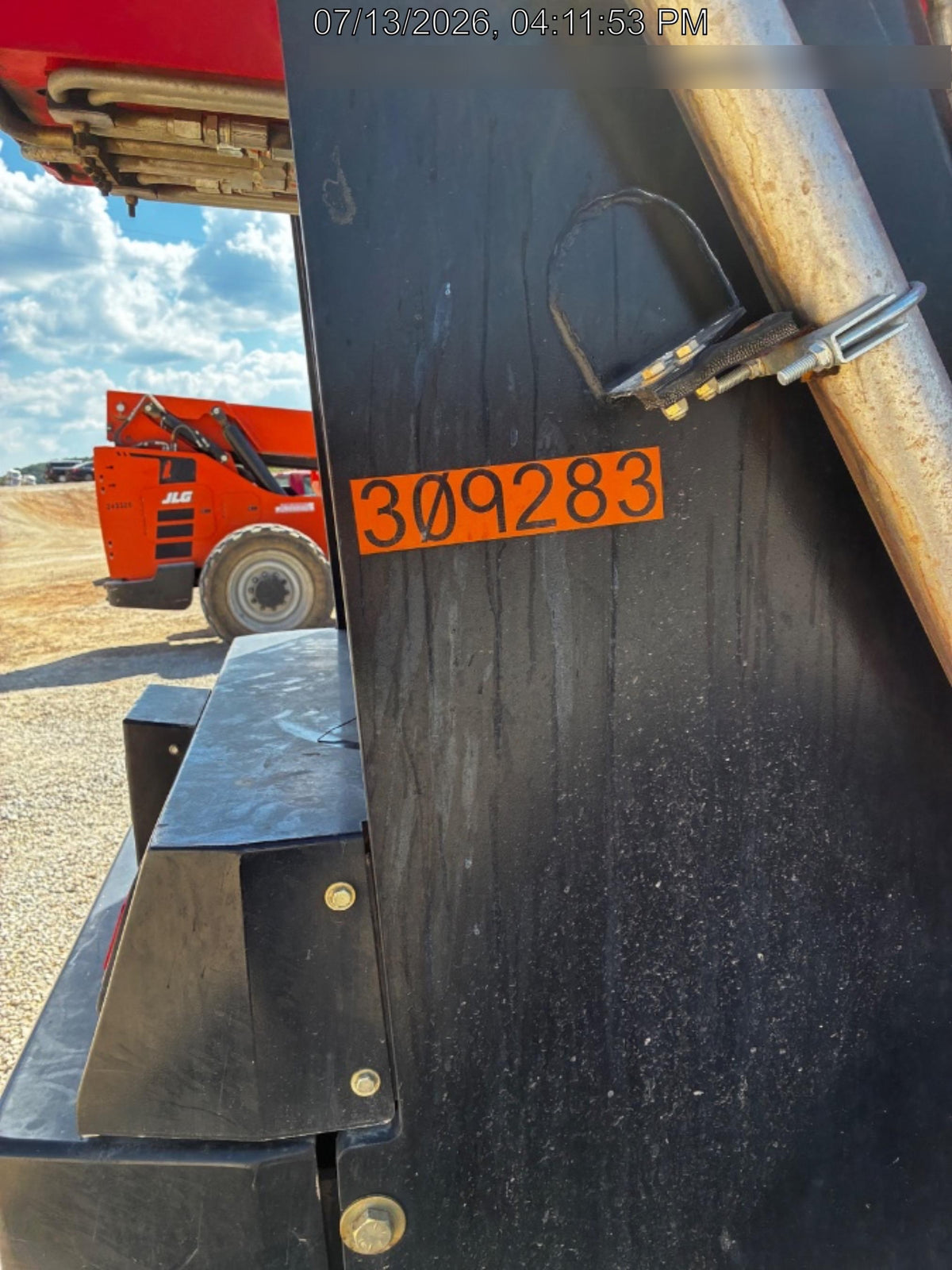 2022 JLG 1075