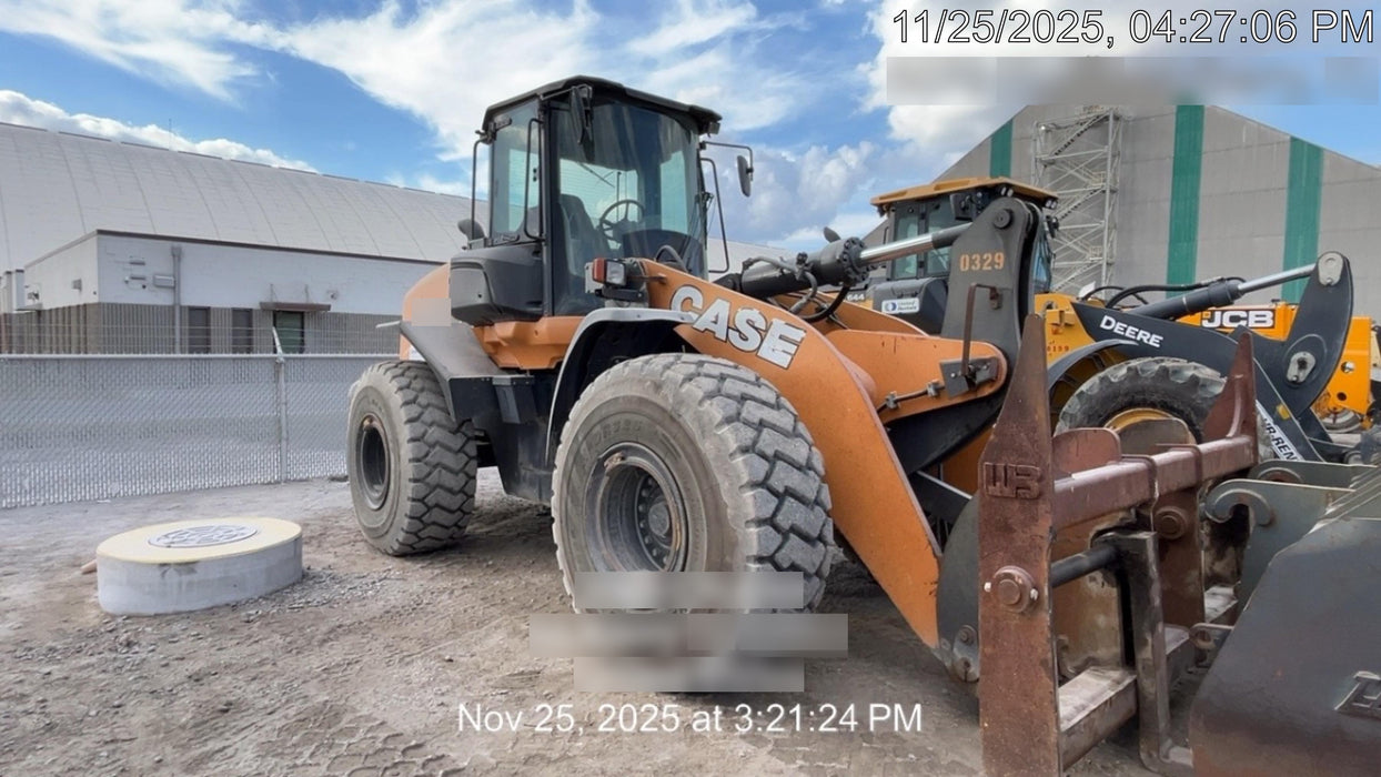 2017 Case 821G CLOSED CAB, JRB 418 STYLE HYD COUPLER