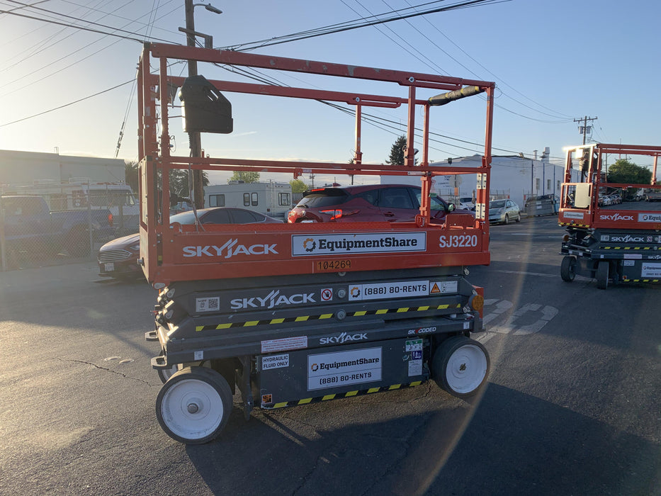 2020 Skyjack SJIII-3220 Solid NM Tires, Half height spring hinged entry gate, Dual Beacons, 6' Powered Extension Deck