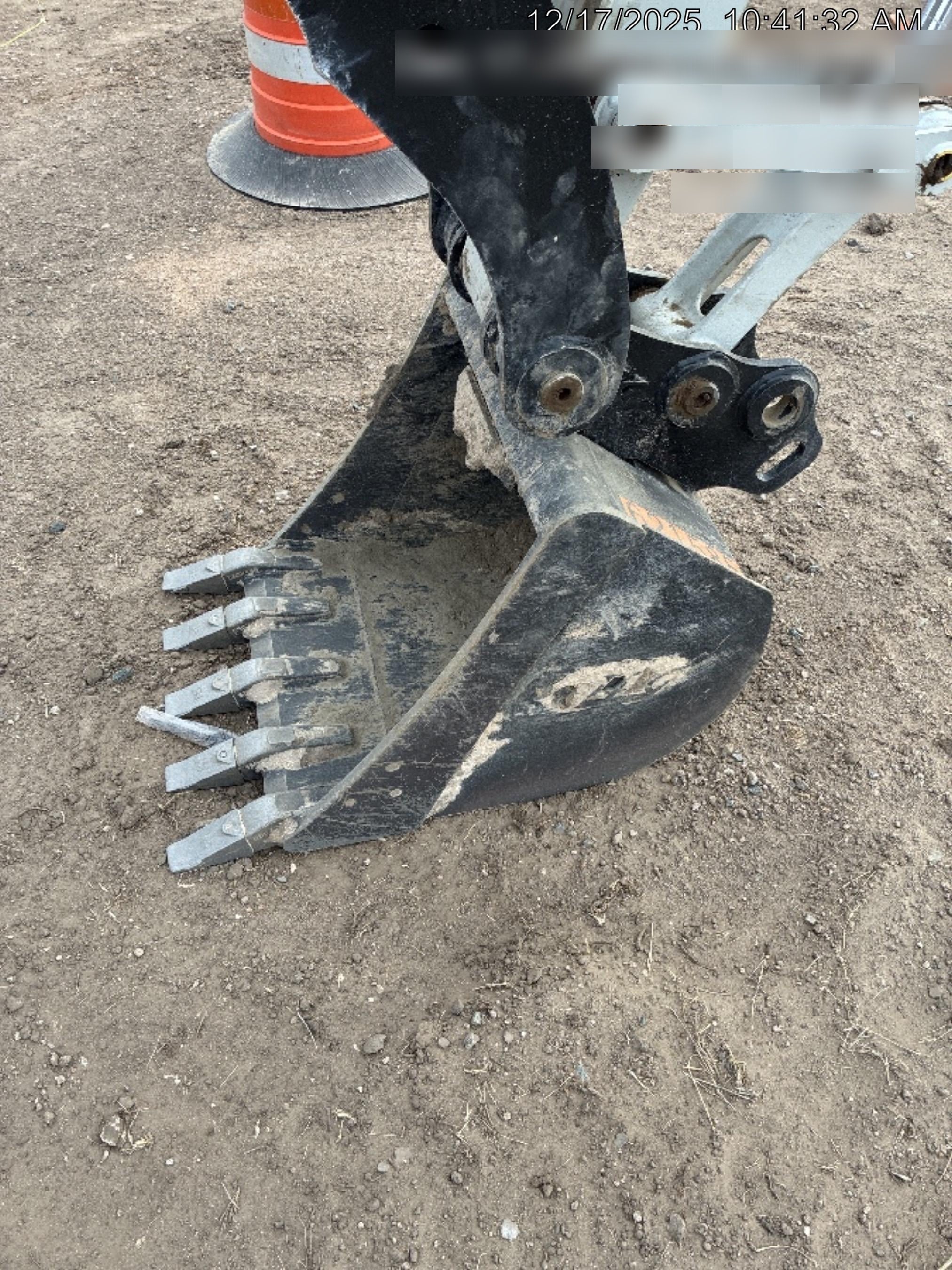 2025 TAKEUCHI 24" Bucket Takeuchi