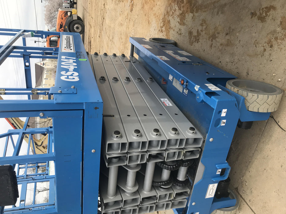 2019 Genie GS-4047 Folding rails with half height swing gate