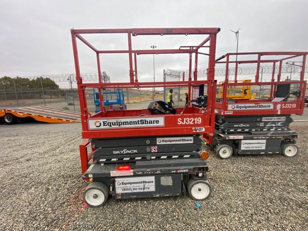 2020 Skyjack SJIII-3219 Solid NM Tires, Half height spring hinged entry gate, Dual Beacons, 800W Inverter