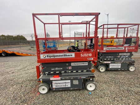 2020 Skyjack SJIII-3219 Solid NM Tires, Half height spring hinged entry gate, Dual Beacons, 800W Inverter