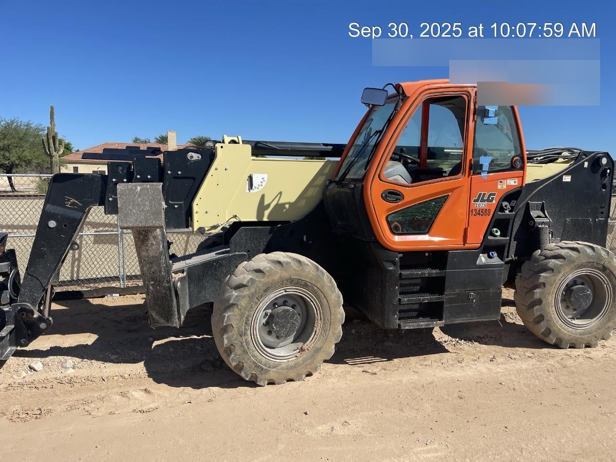 2021 JLG 1075